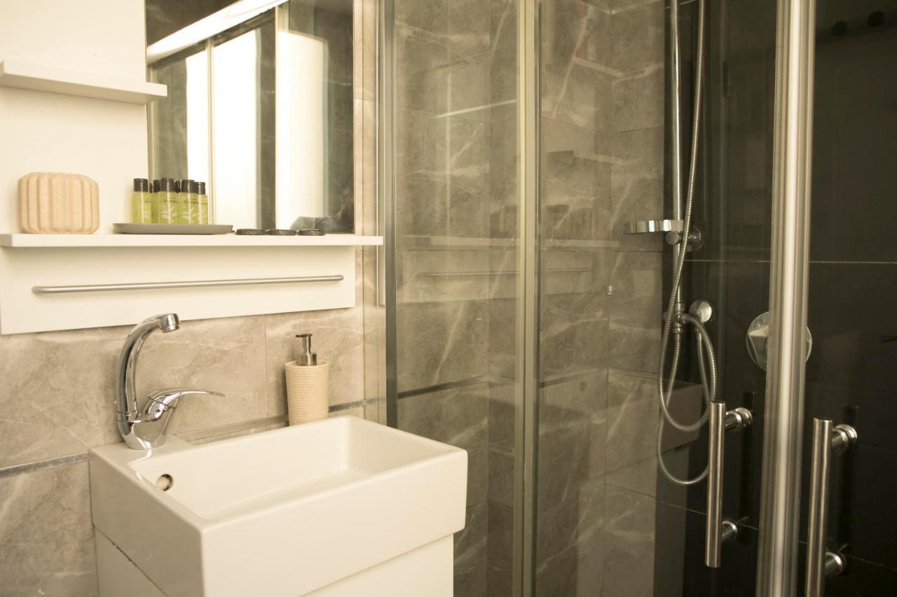 Bauhaus Stylish Apartments - By Bookiz Tel Aviv Ngoại thất bức ảnh
